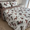 Edredom de Malha Cavalos Marrom - cama arrumada 1
