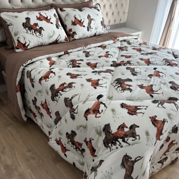 Edredom de Malha Cavalos Marrom - cama arrumada 1