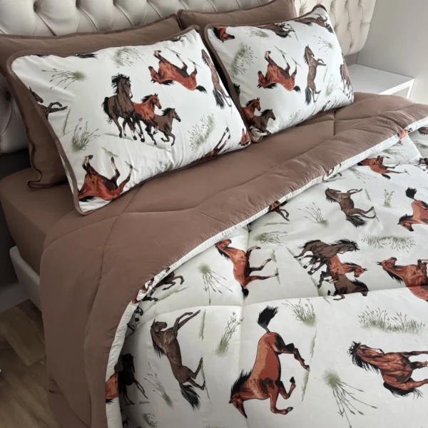 Edredom de Malha Cavalos Marrom - cama arrumada 2