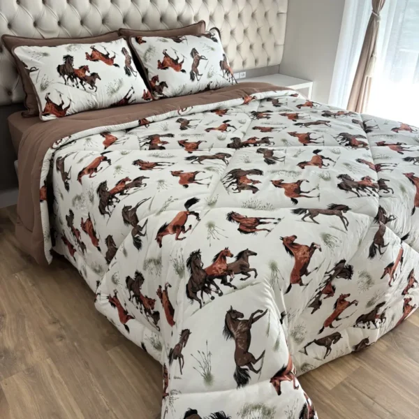 Edredom de Malha Cavalos Marrom - cama arrumada 3