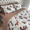 Edredom de Malha Cavalos Marrom - cama arrumada 4