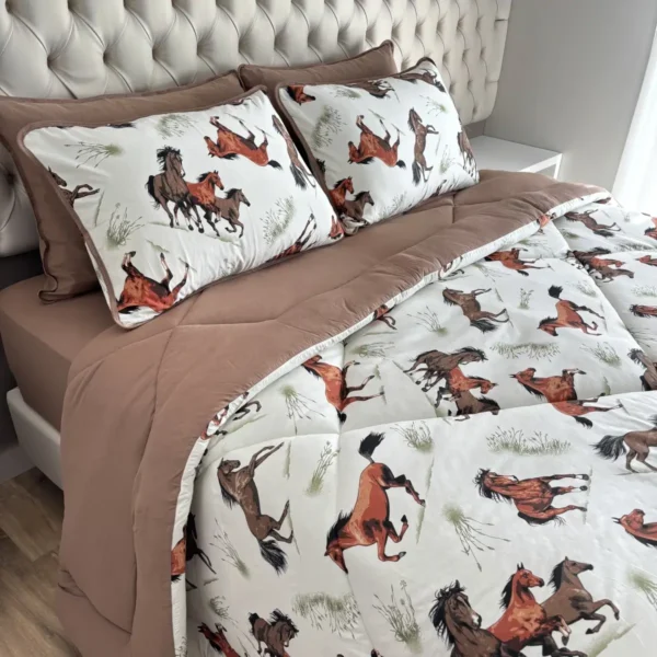 Edredom de Malha Cavalos Marrom - cama arrumada 4