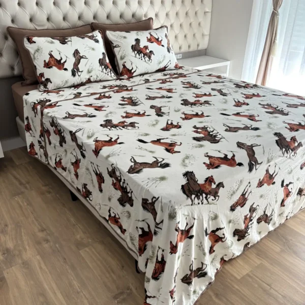 Jogo de Cama 4 Peças de Malha Cavalos Marrom - cama arrumada 1