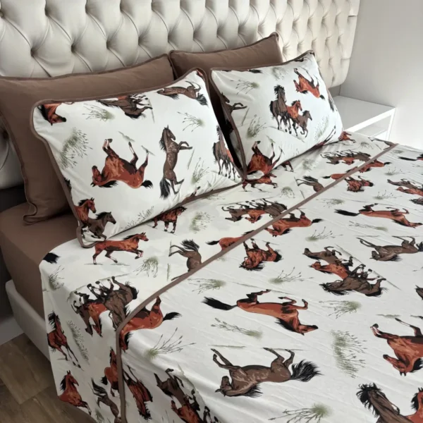 Jogo de Cama 4 Peças de Malha Cavalos Marrom - cama arrumada 2