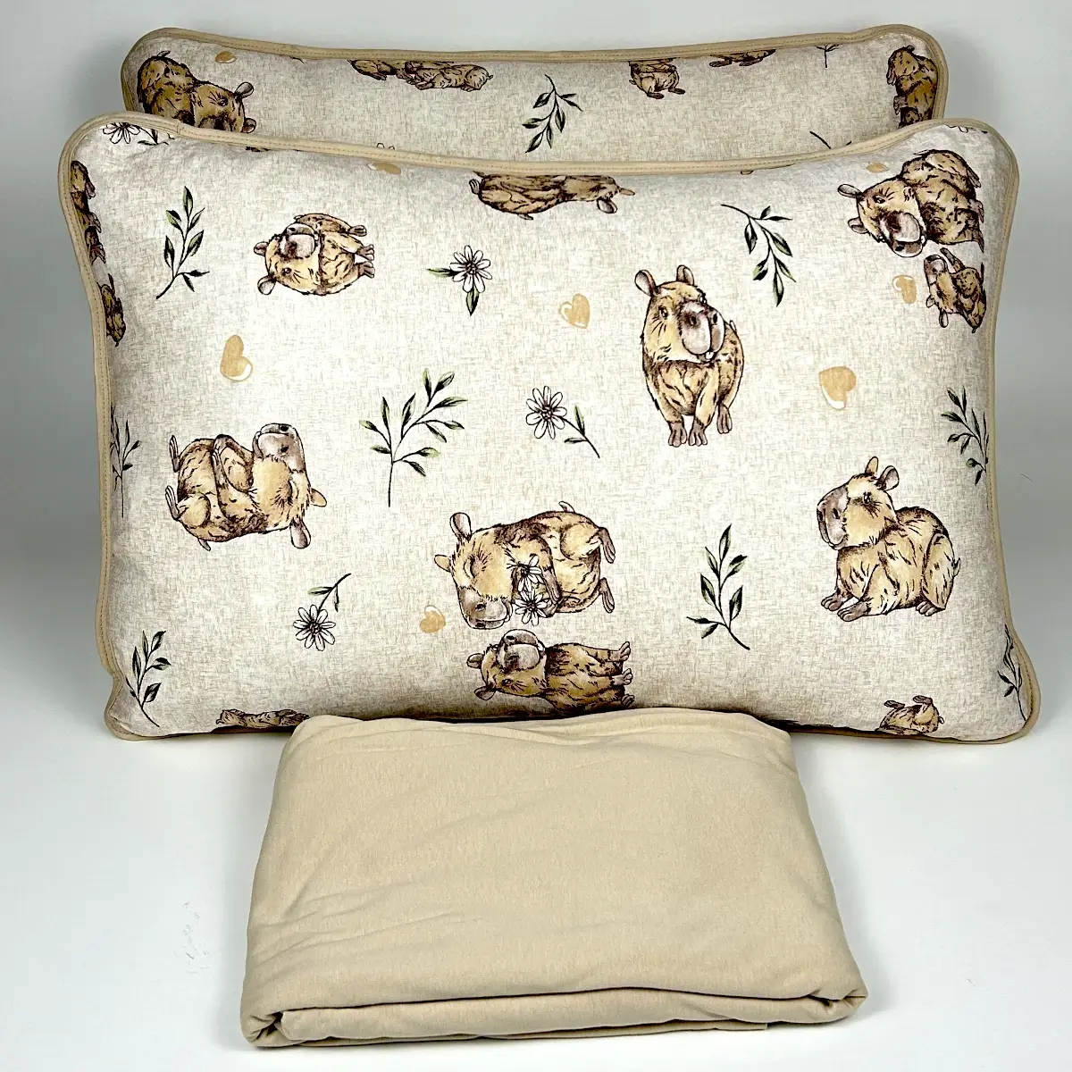 Jogo de Cama Queen 3 Peças Malha Capivara in Love Bege – Colloda