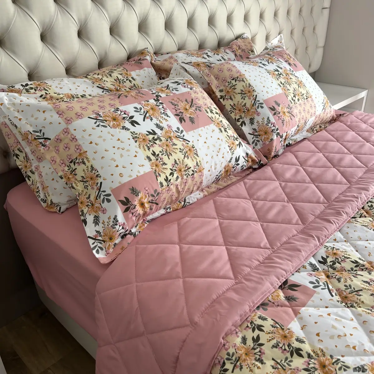 Cobreleito Casal de Micropercal 200 Fios Patchwork Floral Rosa Antigo – Colloda