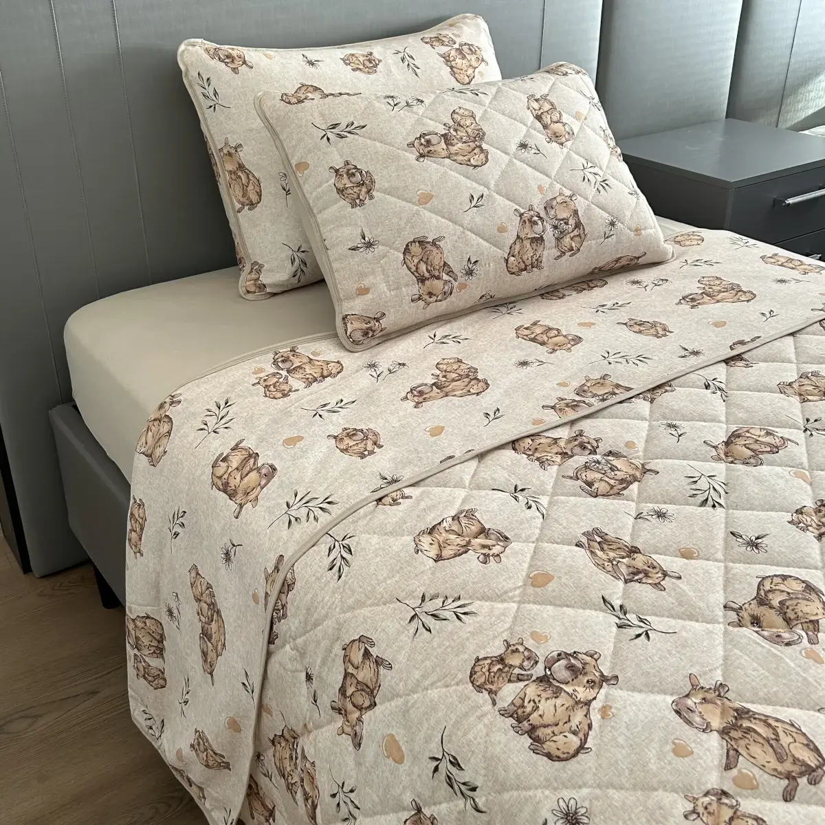 Cobreleito de Malha Solteiro com 1 Fronha Capivara in Love Bege – Colloda