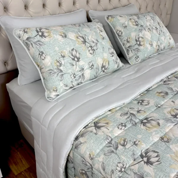 Cobreleito de Malha Floral Suave Cinza Claro - Cama 2