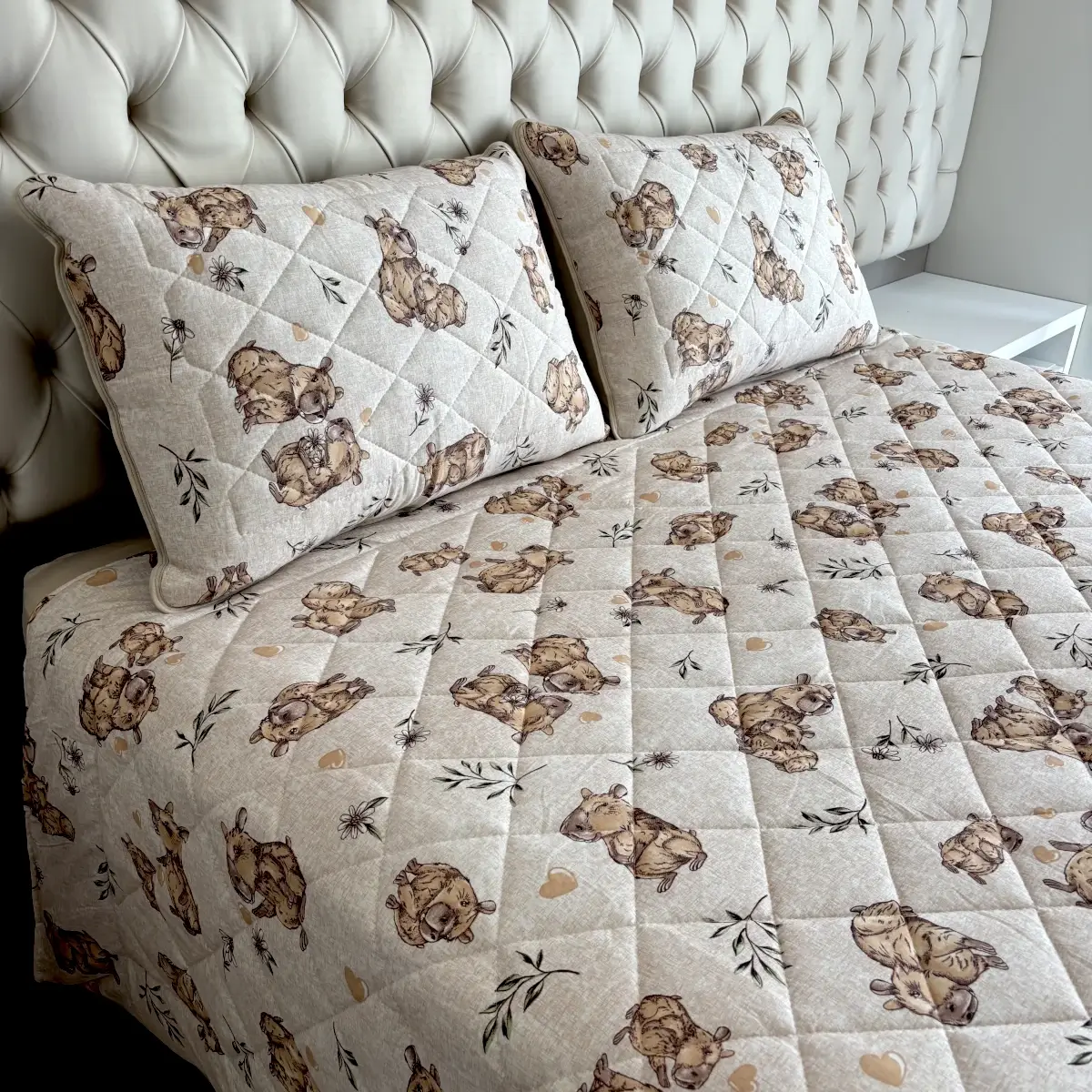 Cobreleito de Malha Casal com 2 Fronhas Capivara in Love Bege – Colloda