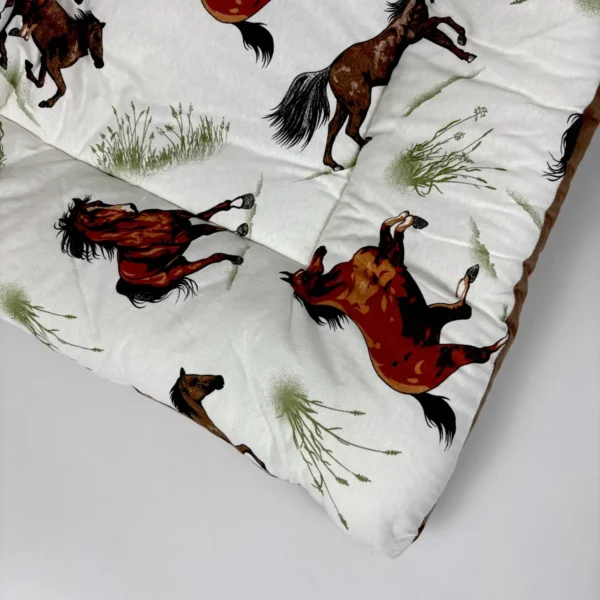 Edredom de Malha Cavalos Marrom - Detalhe da Costura