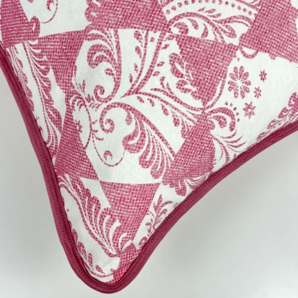 Par de Fronha de Malha Arabesco Geométrico Rosa Antigo - Detalhe do viés
