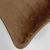 Par de Fronha de Plush Liso Marrom - Detalhe do Viés