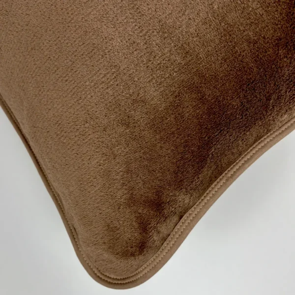 Par de Fronha de Plush Liso Marrom - Detalhe do Viés