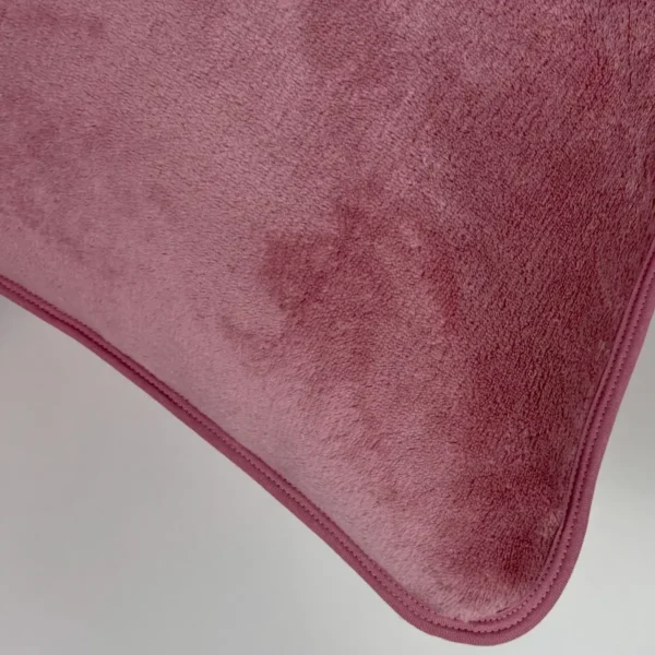 Par de Fronha de Plush Liso Rosa Antigo - Detalhe do Viés