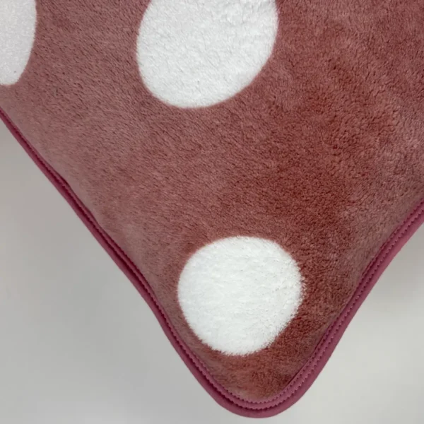 Par de Fronha de Plush Poá Rosa Antigo - Detalhe do Viés